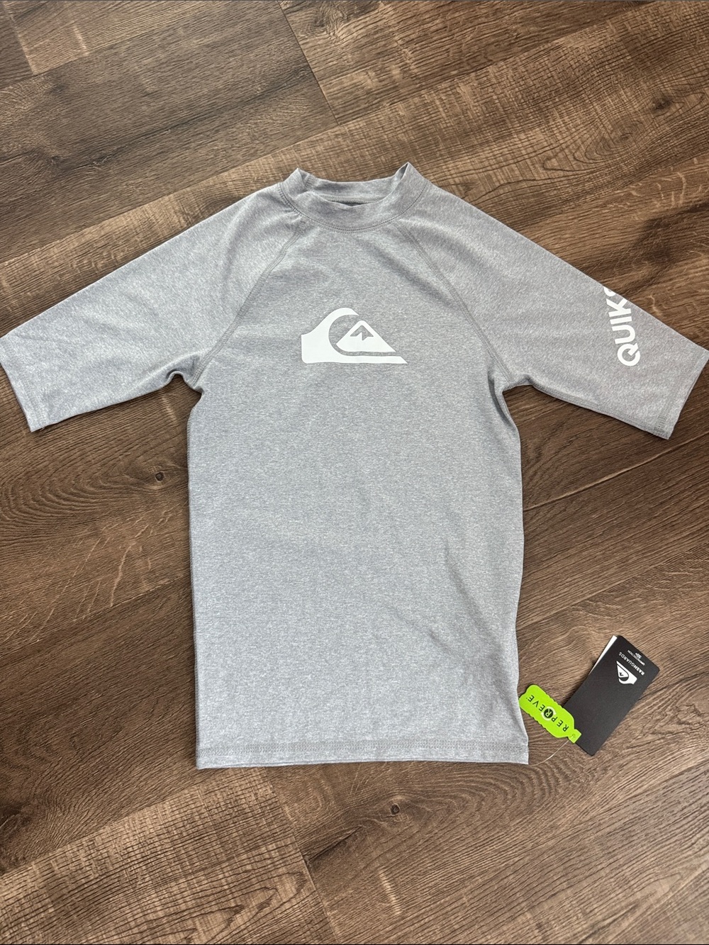 Quiksilver boy’s Heather Gray Short Sleeve Rash Guard size 12 NWT